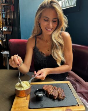 Liliana Santos Instagram - Em Roma sê romano. No @kob o que escolhes? Peixe ou carne? 

#kob #peixe #carne #escolham #almoco