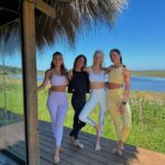 Liliana Santos Instagram - Uma quinta cheia de beleza e charme. Um workshop de yoga. A combinação perfeita para uma profunda revitalização e conexão com o nosso interior. ✨🙏🏼💛 @quintadacomporta @cocorainbowyoga