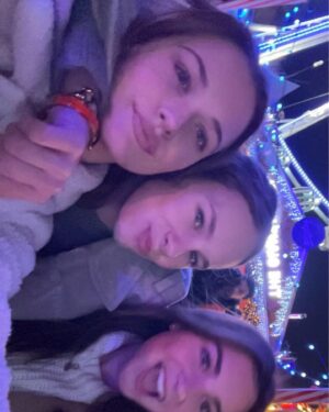 Lilly Aspell Instagram - Day out with my favourites at winter wonderland🤍

#winterwonderland #hydepark