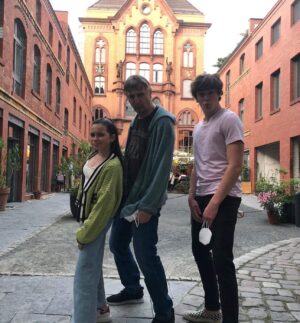 Lilly Aspell Instagram - Dinner with the fellow cast ;) 
Filming is going very well, can’t wait for this to come to your screens <3 

#funtimes #goodvibes #💓 #liamneeson #jackchampion #lillyaspell