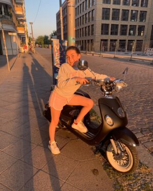 Lilly Aspell Instagram - Sunsets in Berlin 🌅💓
Happy Monday everyone :) #lillyaspell #berlin #love #sunset