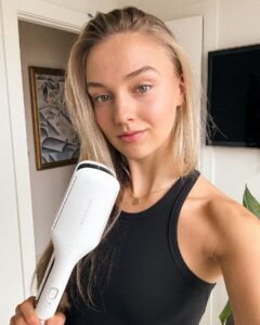 Actress Lilly Krug HD Instagram Photos and Wallpapers February 2024
