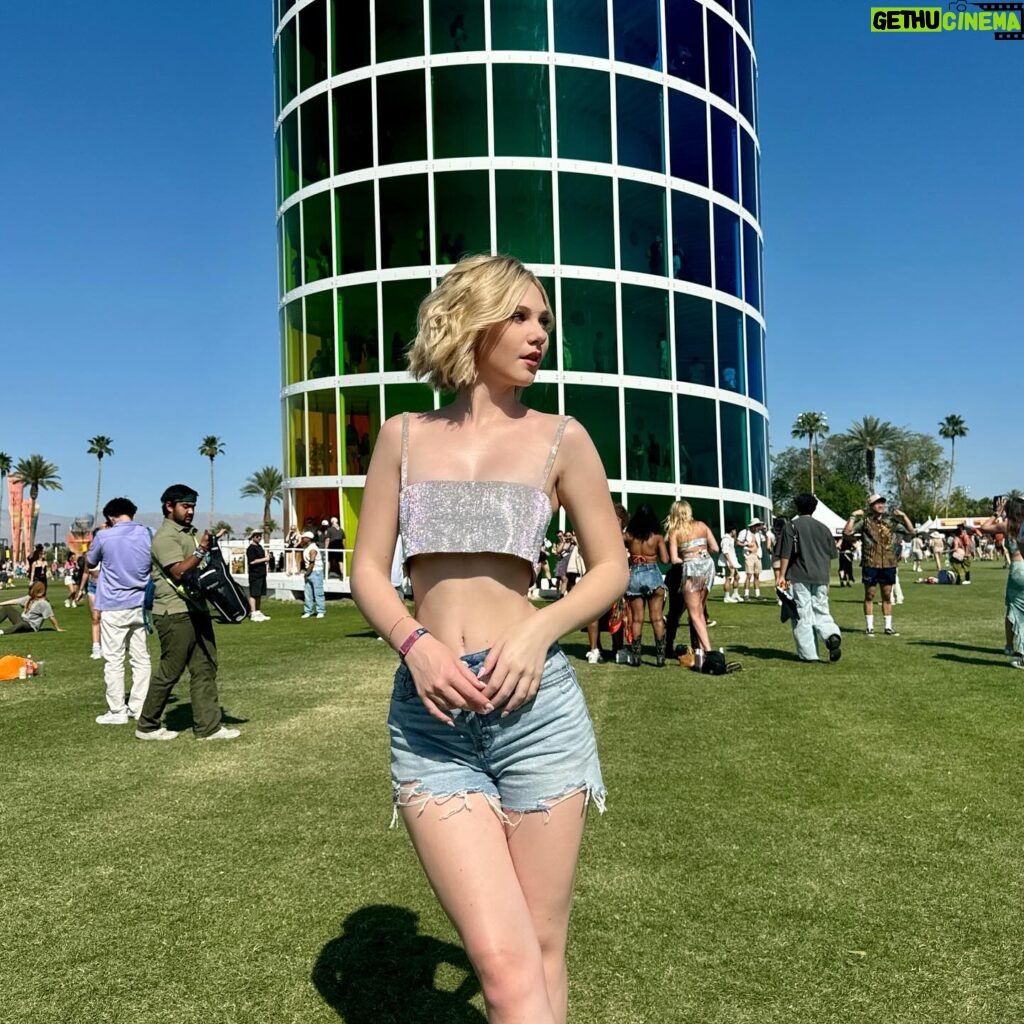 Lily Brooks O'Briant Instagram - just a girl in the desert 🎡 • Coachella Day 2 was a dream ✨ • • #coachella #festival #festivalfashion #fashion #coachella2024