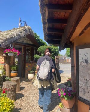 Lim Yu-bin Instagram - 기환과 전주영화제..귀하다 귀해..선민감독님께 무한한영광을..🪩 첫 날은 열심히 먹으러 다녔다 =(^.^)=ㅋ버텨준 다리야 고마워 #전주영화제#하나의장례식과둘의졸업식