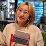 Lim La-la Instagram - 인생은 경험의 모자이크라고 생각해요. 그래서 간접경험을 선사하는 책을 특히 사랑하는 편인데요! 애정하는 김지은 기자님의 '태도의 언어' 책을 읽는내내 각 분야의 최고의 이들이 지혜를 나누는 대화를 따뜻한 정원에 앉아 엿듣는 행복을 느꼈습니다. 따뜻하면서도 깊이있는 기자님의 인터뷰 기술 너무 탐이 납니다. 마치 산업 스파이처럼ㅋㅋㅋㅋㅋㅋ 인터뷰어와 인터뷰이 모두에게서 얻을 내용이 많아 인덱스가 많아졌네요! 언니처럼 삶에 대한 태도가 좋은사람이 될게요! #엔조이커플 #임라라 #책추천 #태도의언어 #김지은기자님 @lunajien
