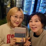 Lim La-la Instagram - 인생은 경험의 모자이크라고 생각해요. 그래서 간접경험을 선사하는 책을 특히 사랑하는 편인데요! 애정하는 김지은 기자님의 '태도의 언어' 책을 읽는내내 각 분야의 최고의 이들이 지혜를 나누는 대화를 따뜻한 정원에 앉아 엿듣는 행복을 느꼈습니다. 따뜻하면서도 깊이있는 기자님의 인터뷰 기술 너무 탐이 납니다. 마치 산업 스파이처럼ㅋㅋㅋㅋㅋㅋ 인터뷰어와 인터뷰이 모두에게서 얻을 내용이 많아 인덱스가 많아졌네요! 언니처럼 삶에 대한 태도가 좋은사람이 될게요! #엔조이커플 #임라라 #책추천 #태도의언어 #김지은기자님 @lunajien