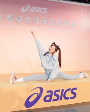 Lin Hana Instagram - 真的真的真的很開心這次能擔任 @asicstw 
2023年春夏女性商品發表會的運動潮流穿搭代表٩(ᵔᗜᵔ*)و
發表會上以簡單的LOGO運動休閒風格T-shint搭配球鞋,像是腳上#EX89刻篮球是我非喜的配色,很可愛!很百搭!
而這次的新品主題凪乃NAGINO系列，在 @asicstw 鼓勵女性在動的同時也能在中自我探索、自我對話、尋生活平衡與靜,正是在我運動的過程中一直不斷不斷到現在能領悟到的,心態影響狀態,只有強妝健康的身體才能帶著我們去實踐心裡想做的事啊！
而這次的靈感來自於海邊，海，有時平静有時澎湃,就像魔術師一樣,跟角色一樣帶領觀眾到每一章不同的故事情節裡,再我在與每一個角色分手說再見的時候,調整自己步調跟心態,大海總是能引導我,心之所向,身之所往。
重啟狀態再次自我挑戰,突破舒適圈！
就像穿上這身和溫暖的運動衣像海一樣比的包容度以滿滿的包覆著我,讓我重新充電往下一站再出發！
@asicstw
#NAGINO
#ASICSWOMEN
#ASICSTW
#nothingfeelsbetter