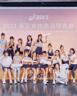 Lin Hana Instagram - 真的真的真的很開心這次能擔任 @asicstw 
2023年春夏女性商品發表會的運動潮流穿搭代表٩(ᵔᗜᵔ*)و
發表會上以簡單的LOGO運動休閒風格T-shint搭配球鞋,像是腳上#EX89刻篮球是我非喜的配色,很可愛!很百搭!
而這次的新品主題凪乃NAGINO系列，在 @asicstw 鼓勵女性在動的同時也能在中自我探索、自我對話、尋生活平衡與靜,正是在我運動的過程中一直不斷不斷到現在能領悟到的,心態影響狀態,只有強妝健康的身體才能帶著我們去實踐心裡想做的事啊！
而這次的靈感來自於海邊，海，有時平静有時澎湃,就像魔術師一樣,跟角色一樣帶領觀眾到每一章不同的故事情節裡,再我在與每一個角色分手說再見的時候,調整自己步調跟心態,大海總是能引導我,心之所向,身之所往。
重啟狀態再次自我挑戰,突破舒適圈！
就像穿上這身和溫暖的運動衣像海一樣比的包容度以滿滿的包覆著我,讓我重新充電往下一站再出發！
@asicstw
#NAGINO
#ASICSWOMEN
#ASICSTW
#nothingfeelsbetter