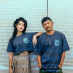 Lin Chenyi Instagram - 沒想到我跟 @circuskidd 出聯名抱抱蝦潮T啦！ 想當初跟他的首次PK就是抱抱蝦， 雖然那次有點輕敵了！！ 但後面他一直說自己沒時間，逃避與我的pk（？ 這次也要謝謝我的好姊姊 @beargenie 力挺， 仨人玩耍的影片，今天會在野人的YT頻道上片～ 另外，「亦起出來玩」今天也是穿著這件潮T去爆釣啦！！ 各位記得收看喲🫶🏻🫶🏻 Kid聯名抱抱蝦潮T會在今天晚上6點正式販售 販售連結在這裡🔗 https://www.justkid.net/categories/new #等等亦起出來玩會先見面 #這次潮T真的很讚啦 #男女都能駕馭的中性色