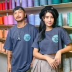 Lin Chenyi Instagram - 沒想到我跟 @circuskidd 出聯名抱抱蝦潮T啦！ 想當初跟他的首次PK就是抱抱蝦， 雖然那次有點輕敵了！！ 但後面他一直說自己沒時間，逃避與我的pk（？ 這次也要謝謝我的好姊姊 @beargenie 力挺， 仨人玩耍的影片，今天會在野人的YT頻道上片～ 另外，「亦起出來玩」今天也是穿著這件潮T去爆釣啦！！ 各位記得收看喲🫶🏻🫶🏻 Kid聯名抱抱蝦潮T會在今天晚上6點正式販售 販售連結在這裡🔗 https://www.justkid.net/categories/new #等等亦起出來玩會先見面 #這次潮T真的很讚啦 #男女都能駕馭的中性色