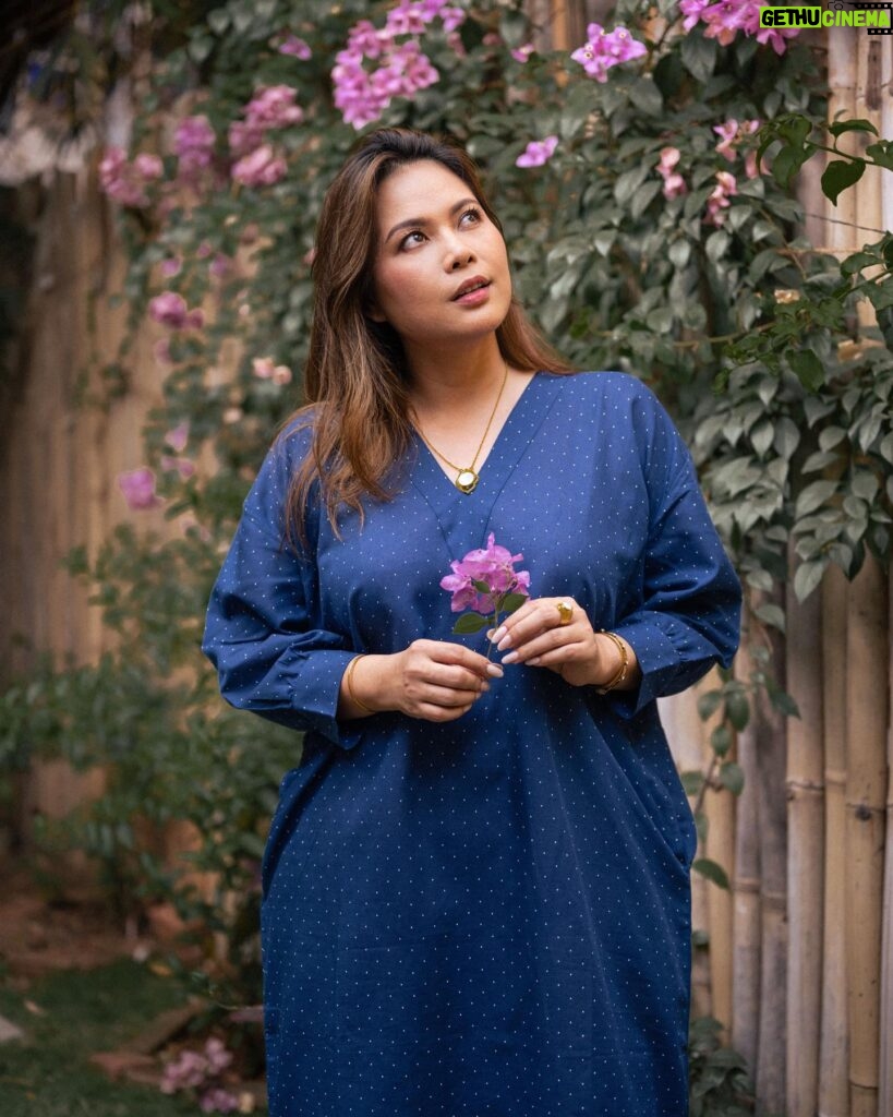 Lin Laishram Instagram - Chillin’ with the flowers, letting life bloom at its own pace. Pause & Reflect ⏸️🧘‍♀️ #EasyBreezyDays #NatureLover . . Photographer: @chitrdev.in Make up & Hair: @makeupbyangana Outfit: @thehaimishliving Jewellery: @shamooosana Assisted by: @gopaleseema
