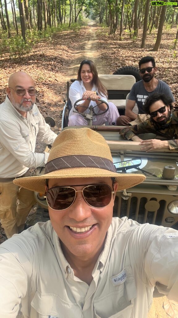 Lin Laishram Instagram - The Junglee’s on the Tiger trail !! 🐅🌳🦌🌳 #jungleehooda #junglebuddies #waghobaecolodge #withpugdundee #pugdundeesafaris #kanhaearthlodge #safaris