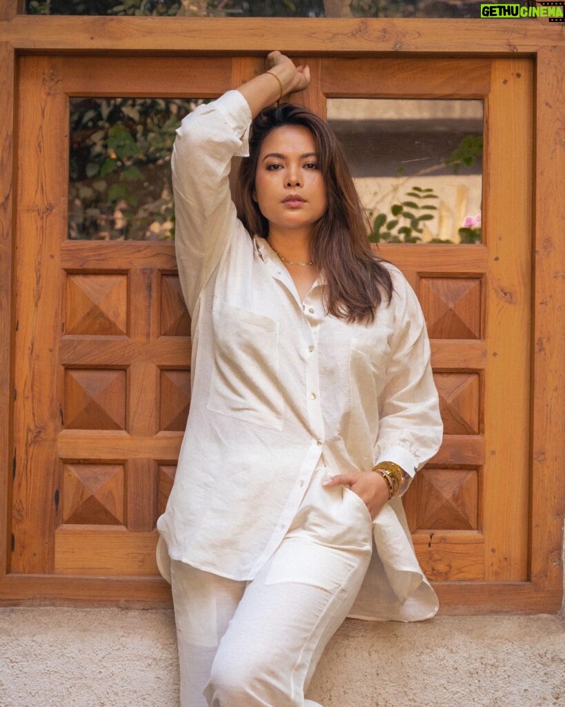 Lin Laishram Instagram - Monday vibes✅ #MondayChic #linenclothing #slowfashionblogger #slowfashion Photographer: @chitrdev.in Make up & Hair: @makeupbyangana Outfit: @thehaimishliving Jewellery: @shamooosana Assisted by: @gopaleseema