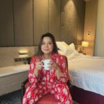 Lin Laishram Instagram – What’s in my cup, Chai or coffee? 
#guessmydrink 😄😄😄
Night suit by @truffle_india