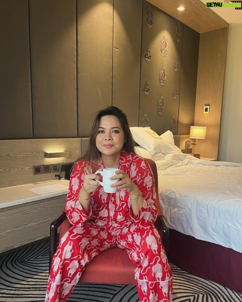 Lin Laishram Instagram - What’s in my cup, Chai or coffee? #guessmydrink 😄😄😄 Night suit by @truffle_india