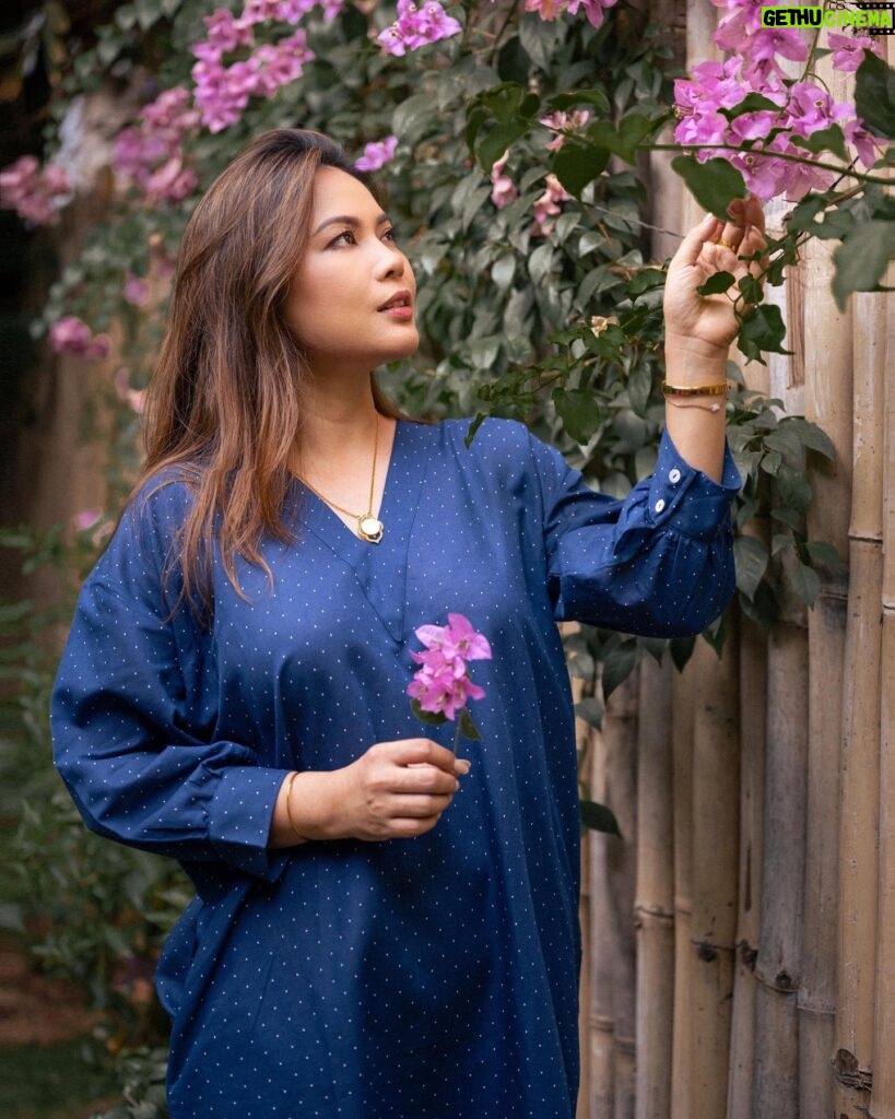 Lin Laishram Instagram - Chillin’ with the flowers, letting life bloom at its own pace. Pause & Reflect ⏸️🧘‍♀️ #EasyBreezyDays #NatureLover . . Photographer: @chitrdev.in Make up & Hair: @makeupbyangana Outfit: @thehaimishliving Jewellery: @shamooosana Assisted by: @gopaleseema