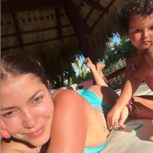 Lina Castrillón Instagram - ☀️2024 🌴
Mente feliz 
Vida feliz ….

💭 De ahí viene todo …

Que sea un año amoroso para todos … 🙌🙏🏻