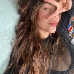 Lina Castrillón Instagram - Ni atrás 
Ni adelante 

Aquí 🙌…
Ahora .

Para mi y para ti .🫶