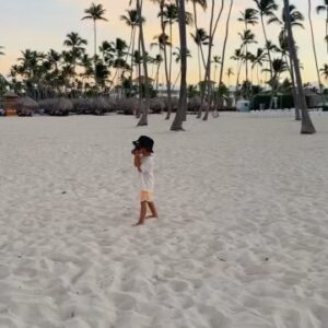 Lina Castrillón Instagram - ☀️2024 🌴
Mente feliz 
Vida feliz ….

💭 De ahí viene todo …

Que sea un año amoroso para todos … 🙌🙏🏻