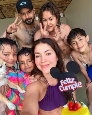 Lina Castrillón Instagram - A la vida, sonrisas , familia , momentos y ganas 🙌🫶🎂❤️

•Los Amo 👆🏼