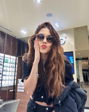 Lina Castrillón Instagram - 😎Unas gafas aburridas… ✌🏼jamás !! 

@opticasgmo
Hey !! hasta el 28 de Nov BLACK FRIDAY 
en toda las tiendas GMO del país !