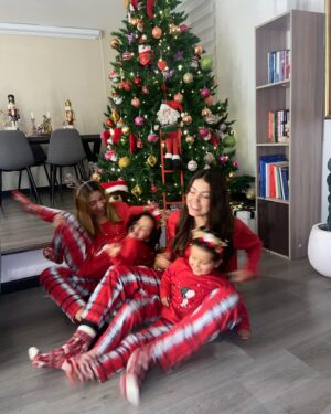 Lina Castrillón Instagram - Feliz Navidad !! 🎄

Este parche Mio es …
Lo que Necesito
Es mi deseo 
Es mi Regalo .
❤️❤️❤️❤️
. . . .  _