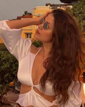 Lina Castrillón Instagram - Cuando el viento no sople a tu favor.
🌬🌬🌬🌬🌬🌬🌬🌬🌬🌬
Piensa :
Es ahí cuando desordena  y arrasa 
Cuando se lleva todo lo suelto 
Lo flojo , lo que no es necesario 
Lo que se va siempre deja espacio 
Para algo nuevo . 
🌬🌬🌬🌬🌬🌬🌬🌬🌬🌬

Para mi ! 
Y para ustedes.🫶