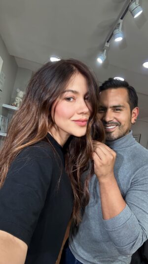 Lina Castrillón Instagram - @yosoyenriquetrujillo 
Un poquito de luz en mi pelo , 
en manos de quien siempre me consiente .