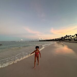 Lina Castrillón Instagram - ☀️2024 🌴
Mente feliz 
Vida feliz ….

💭 De ahí viene todo …

Que sea un año amoroso para todos … 🙌🙏🏻