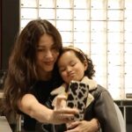 Lina Castrillón Instagram - Cuido de la salud visual de mis hijas desde pequeñas, la vista es fundamental para su desarrollo y aprendizaje, por eso acudo al oftalmólogo con frecuencia y aquí en @opticasgmo no solo encontré profesionales en optometria pediátrica, también una excelente atención y asesoría para hacer este proceso en Julieta muy divertido. 🤓 Gracias @opticasgmo #Miraflex