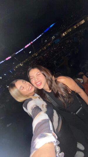 Lina Castrillón Instagram - Caminar la vida contigo ha sido mi Gran Regalo…

@amyalzatec Celebro tu vida, celebro que estés en la mía , celebro tu ser y tú corazón hermoso,  soy afortunada muy afortunada de ser tu mamá .🤍🤍🤍🤍🤍🤍🤍🤍🤍🤍
Te Amo…