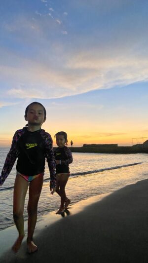 Lina Castrillón Instagram - ☀️🌊🌴👯‍♀️
La felicidad es un final de tarde mirando el sol y si es en el mar mejor.🙌🫶