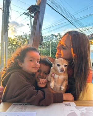 Lina Castrillón Instagram - Tarde de solecito ☀️ 🔜

La ultima foto es un Sticker 😂