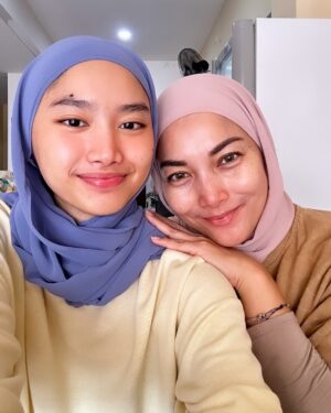 Linda Ramadhanty Instagram - Katanya makin mirip 😍 

Kulit Sehat nya tp kerenan @attayyakaysa niyy.. 
Kay setiap bulan rajin perawatan di @lisabeautycenter.id , sama dokter @drnovaliana ❤️❤️❤️ 

Yuk perawatan bareng kita di @lisabeautycenter.id 😘