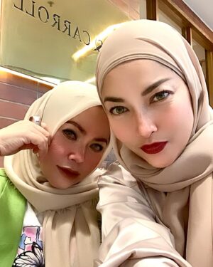 Linda Ramadhanty Instagram - Kamu tanpa Ku, Butiran Debu.. 
Aku tanpa Mu, Cari Yang Baru… 🤪 

Bercandaaaa 🤣😂🤪 

@novita_givi dimana kamu ka? Wkwkwwk..