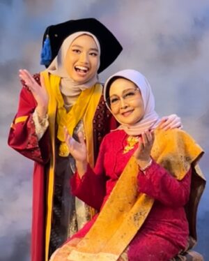 Linda Ramadhanty Instagram - Foto wisuda bersama Eyang Putri ❤️ 

Makeup Eyang Putri n  Kay : @mayagreenofficial