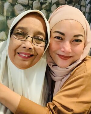 Linda Ramadhanty Instagram - ILOVEU, mama.. semakin dekat sama mama, semakin Aku bahagia.. 

Selamat Hari ibu, Surgaku.. 

#221223 #mothersday