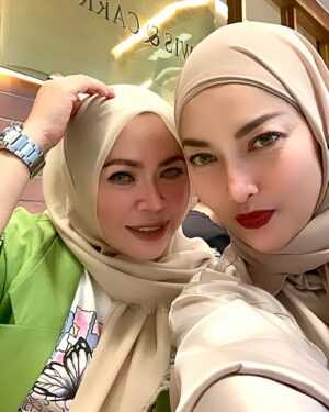 Linda Ramadhanty Instagram - Kamu tanpa Ku, Butiran Debu.. 
Aku tanpa Mu, Cari Yang Baru… 🤪 

Bercandaaaa 🤣😂🤪 

@novita_givi dimana kamu ka? Wkwkwwk..