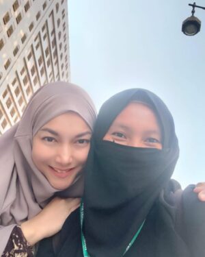 Linda Ramadhanty Instagram - Sahabat Umrohku.. ade2ku @virasoto @tienonkz @s.ellynursanadah27 @rina_anggraeni1705 ❤️❤️❤️ 
Terimakasih ya Allah.. 
Terimakasih @kabiantour @boby_tince @temankabian 

#umroh #madinah #umrohmillenial