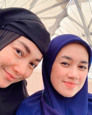 Linda Ramadhanty Instagram - Sahabat Umrohku.. ade2ku @virasoto @tienonkz @s.ellynursanadah27 @rina_anggraeni1705 ❤️❤️❤️ 
Terimakasih ya Allah.. 
Terimakasih @kabiantour @boby_tince @temankabian 

#umroh #madinah #umrohmillenial