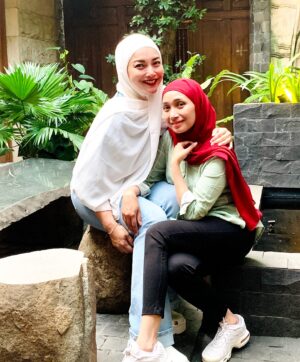 Linda Ramadhanty Instagram - 29 years of friendship and still counting ya zeyeenggg @citra.krisna.9 ❤️❤️❤️❤️