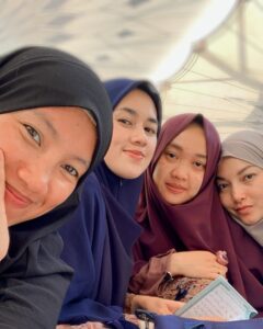 Linda Ramadhanty Instagram - Sahabat Umrohku.. ade2ku @virasoto @tienonkz @s.ellynursanadah27 @rina_anggraeni1705 ❤️❤️❤️ 
Terimakasih ya Allah.. 
Terimakasih @kabiantour @boby_tince @temankabian 

#umroh #madinah #umrohmillenial