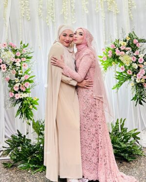 Linda Ramadhanty Instagram - Dear sahabatku sayang, Citrakrisna @citra.krisna.9 
Happy Belated Birthday sayaaangg…

semoga Allah senantiasa memberikan berkah dan kasih sayangnya kpd mu.. semoga km selalu Allah jaga.. 

Semoga apa yg menjadi keinginan km semua tercapai.. semoga Allah berkahi Allah ridhoi 

Semoga kelak km mendapatkan Surga Firdaus Nya Allah.. 
semoga Allah senantiasa memberikan kebahagiaan utk km.. 

Once again.. 
happy birthday kesayangan Aku.. sahabat Aku yg cantik dan baik hati.. 

Love u, sahabatku 
Always..