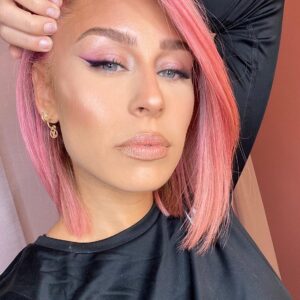 Linda Teodosiu Instagram - Pink Panther meldet sich. 🌸 💄 Makeup: @lulemakeupandcosmetics 💇🏼‍♀️ Haare: @davincehairandmakeup 
#makeup #pink #pinkhair #hairstyles #potd #pictureoftheday #picoftheday #ootd #hair #fashion #inlove #bobhaircut #singer #musician #germany #girl