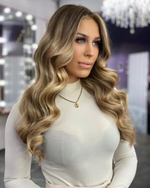 Linda Teodosiu Instagram - Werbung/Gott sei Dank fühle ich mich wieder wie ein Mensch... wenn der lockdown jetzt kommt, werde ich jeden Tag Videos machen und mich präsentieren 😂😂😂 also sorry schon mal! Haha danke @davincehairandmakeup für die unglaubliche Farbe und 1000 dank an @hair_agents für die geilen Extensions! 
Mein Gesicht sieht auch wieder besser aus😅 Gott segne für die lashes @lulesbeauty hahaha #hairstyle #hair #blondehair #newcolor #neuehaarfarbe #überglücklich #fühlemichwiederwieeinmensch #pictureoftheday #potd #longhair #extensions #hairagent #verlängerung #newtequnique