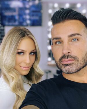 Linda Teodosiu Instagram - Werbung/Gott sei Dank fühle ich mich wieder wie ein Mensch... wenn der lockdown jetzt kommt, werde ich jeden Tag Videos machen und mich präsentieren 😂😂😂 also sorry schon mal! Haha danke @davincehairandmakeup für die unglaubliche Farbe und 1000 dank an @hair_agents für die geilen Extensions! 
Mein Gesicht sieht auch wieder besser aus😅 Gott segne für die lashes @lulesbeauty hahaha #hairstyle #hair #blondehair #newcolor #neuehaarfarbe #überglücklich #fühlemichwiederwieeinmensch #pictureoftheday #potd #longhair #extensions #hairagent #verlängerung #newtequnique