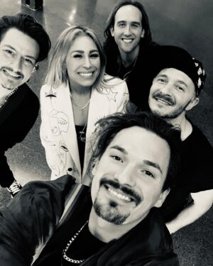 Linda Teodosiu Instagram - Liebe Linda, 
was war das für ein abgefahrener Ritt mit dir die letzten 3 Tage! Du bist so eine starke Frau, ein wahnsinnig liebevoller Mensch und eine große Künstlerin! Wir haben den größten Respekt vor deiner Leistung! Du bist eine Bereicherung für den Kölner Karneval und wir hoffen bald ganz viel von dir und deiner Band @maetropolis_musik zu hören! Wir hätten Bock auf mehr Frauenpower auf den kölschen Bühnen! Danke, für alles!♥️ @linda_siu_official 

Oli, Domi, Jeff, Yanni & Hänjo

📸: @robin.wittwer