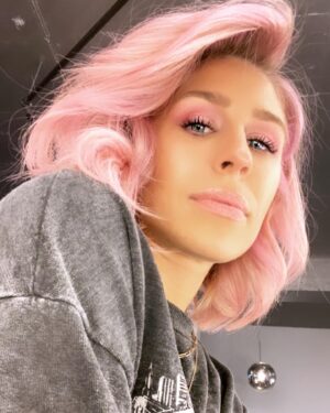 Linda Teodosiu Instagram - ... Ich habe mich echt getraut! @davincehairandmakeup hat mir immer schon gesagt, WIR machen die Haare pink! Und tadaaaa... thats My new „Pinkie-Look“ 🎀 Mitverantwortlich für die Farbe auf meinem Kopf ist @lauramo_davince 🥰 wir wie findet ihr es?! Das wundervolle Makeup hat die talentierte und wirklich liebenswerte, verrückte @lulemakeupandcosmetics gemacht! Im Laden bei @davincehairandmakeup kann man sich wirklich verwöhnen lassen und in vielen Bereichen sogar! Ob Haare, Makeup,Kosmetik generell oder Medizinische Pedi- oder Maniküre, alles was das Herz begehrt kann man in diesem Laden bekommen, ganz zu schweigen von den Leuten die dort arbeiten! #hairstyle #pinkhair #barbie #potd #girl #pictureoftheday #picoftheday #hair #hairoftheday #newlook #crazy #pinkpanther #love #cologne #happy #colourful #pinkmakeup