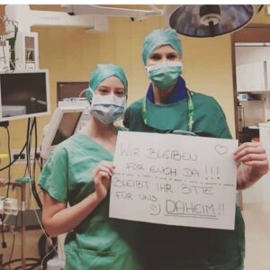 Linda Teodosiu Instagram - Ganz genau so!
Ich finde es übrigens auch wirklich schön, dass wir zusammen ein wenig Respekt zeigen konnten um 21 Uhr! 😍 #staytogether #strong #hospital #stayhealthy #denktaneuremitmenschen