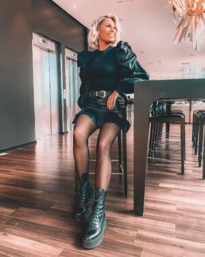 Linda Teodosiu Instagram - Da bin ich wieder💕 heute bin ich auf dem Konzert von dem talentierten @johannesoerding !!! Ich freue mich total auf die Show😍❤️ Et wird wie immer jeil. 🤩 Nehme euch mit! Bis später. 
Das ist das Outfit vom Dsds Wiedersehen.
Haare: @harry.cr 
Makeup: @beautybar_by_lule 
Im Salon von @davincehairandmakeup gemacht😍 
#makeuplook #makeupinspiration #makeup #hairstyle #shorthairstyle #blackoutfit #dsds #smileeveryday #love #thatlook #rock #germany #cologne #hotelphotography #photography #potd #ootd #ootdfashion #fashion